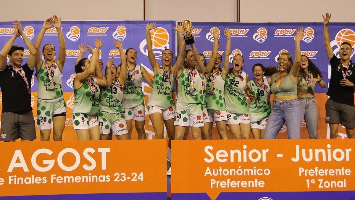Entrega del trofeo de campeonas de autonómica.