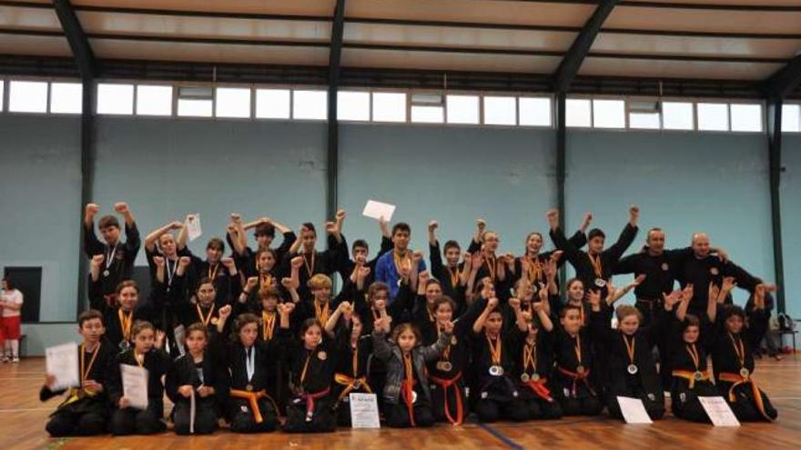 Expedición del Kenpo Vilagarcía que participó en el campeonato gallego disputado en Ribeira.