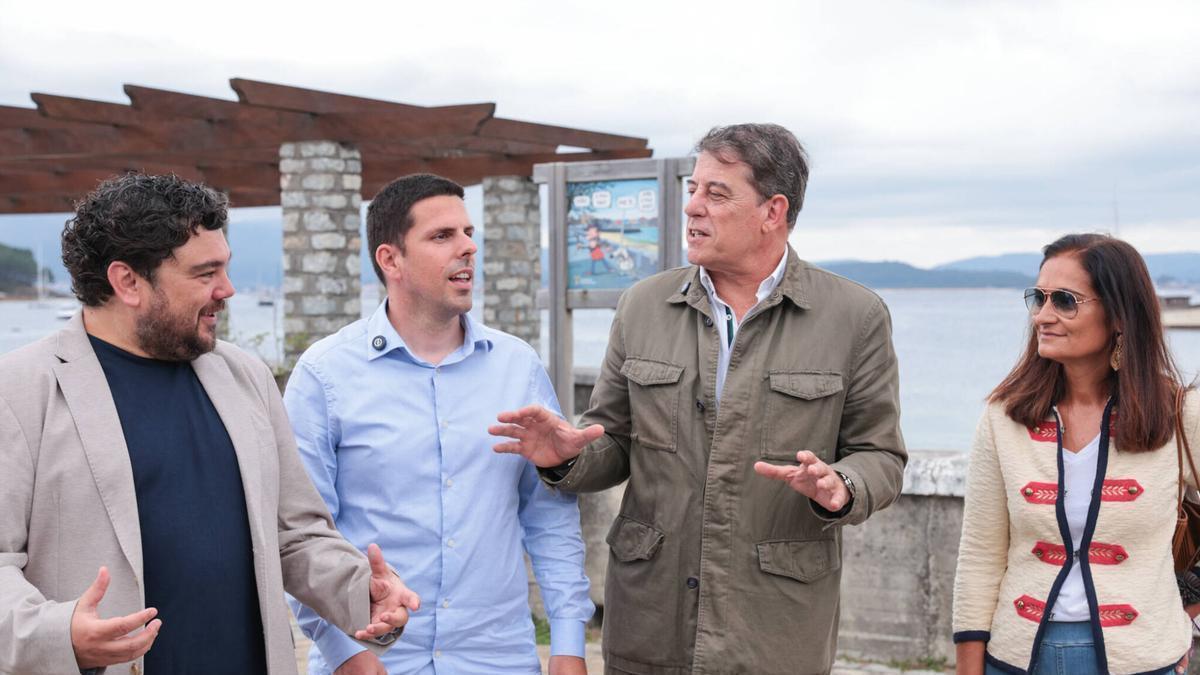 José Ramón Gómez Besteiro, con Julio Torrado y el regidor de A Illa, Luis Arosa.