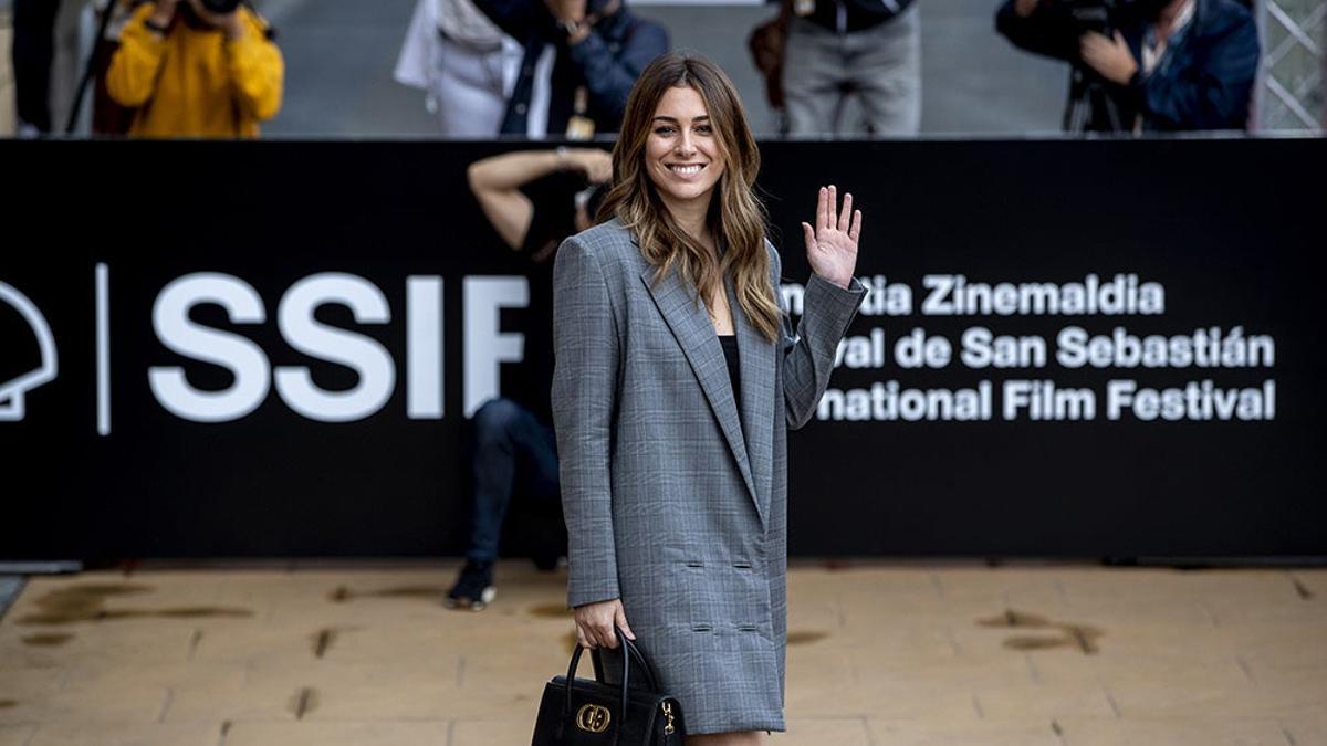 Blanca Suarez saludando a la prensa a su llegada a San Sebastian