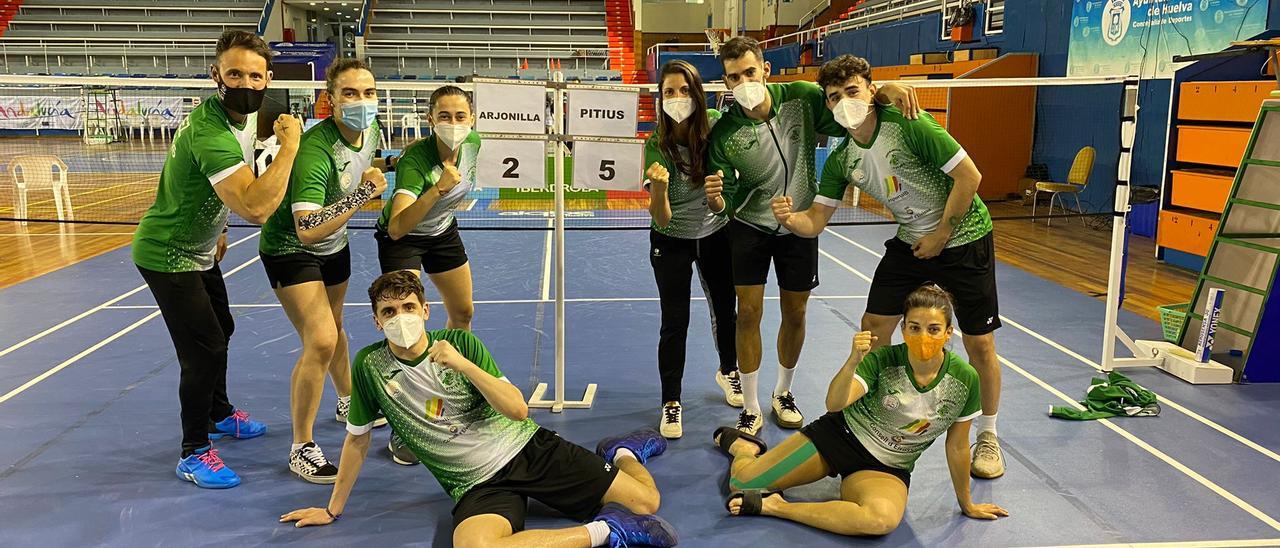 Los jugadores del CB Pitiús celebran su histórico pase a la final, tras vencer al Arjonilla.