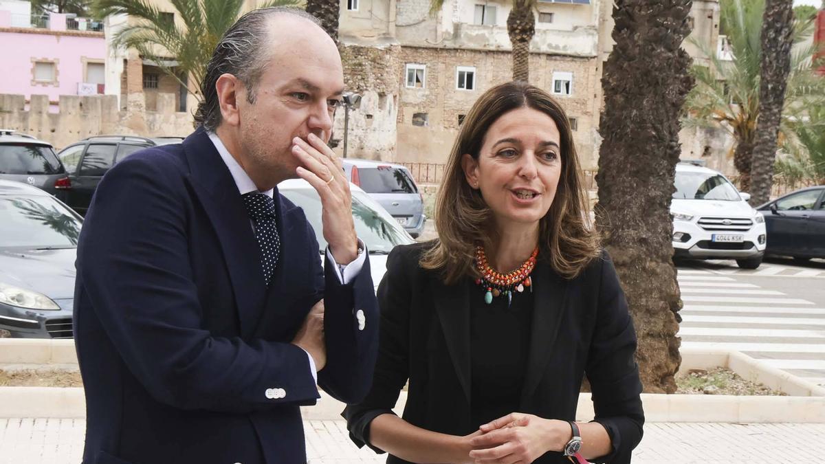 El decano del Colegio de Abogados, Agustín Ferrer, junto a la consellera Nuria Martínez.