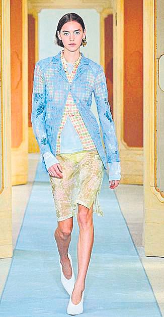 Dsquared2 apuesta por tonos pastel y brillos.