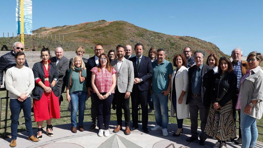 Los integrantes de la candidatura del PP en Castrillón, con Eloy Alonso y Álvaro Queipo en el centro. | Mara Villamuza