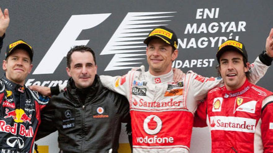 Fernando Alonso, a la derecha, en el podio del Gran Premio de Hungría, junto a Jenson Button, el ingeniero de McLaren, Dave Robinson, y Sebastian Vettel, primero por la izquierda.