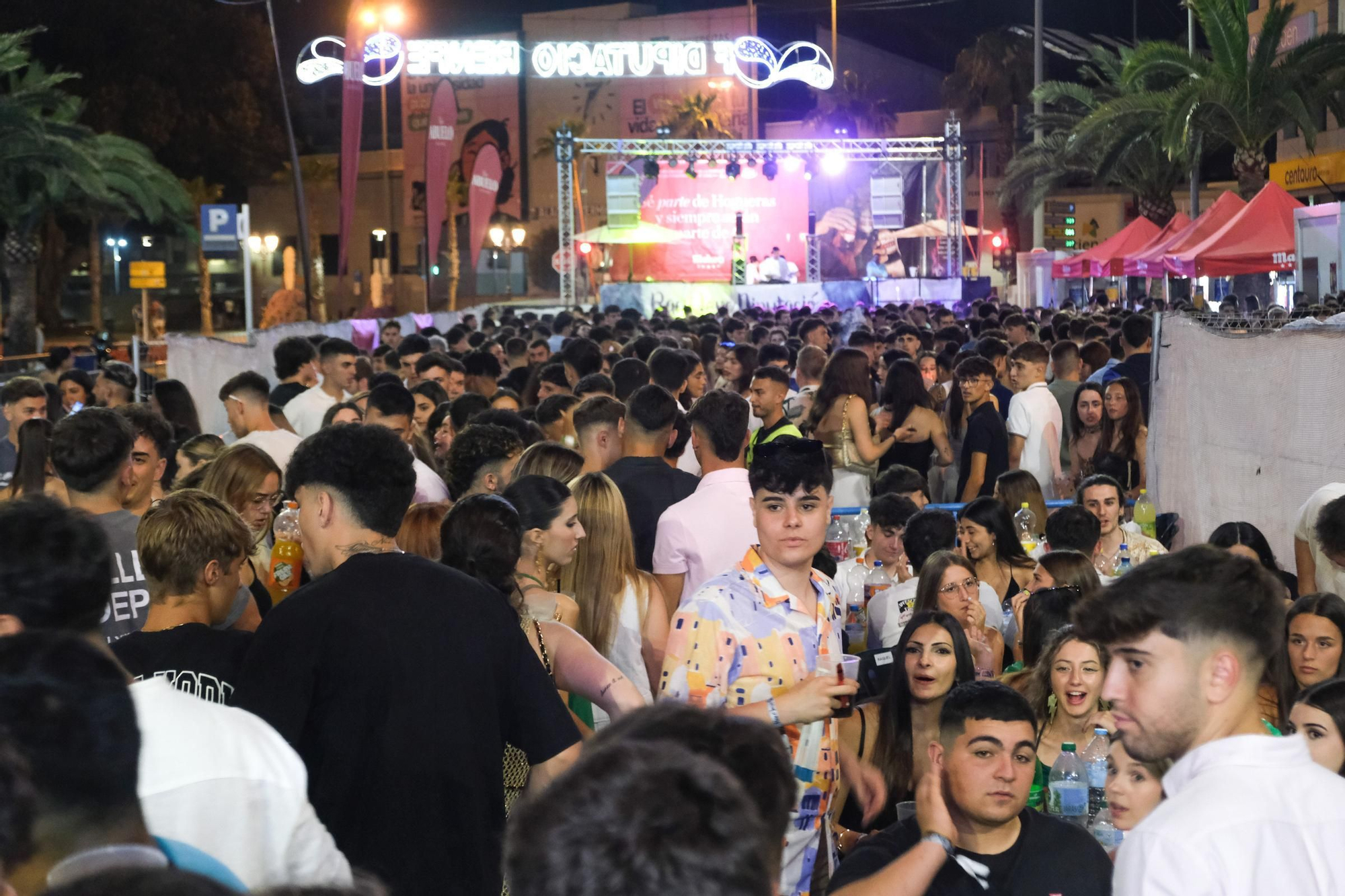 Galería de fotos: así es salir de fiestas en Hogueras de Alicante