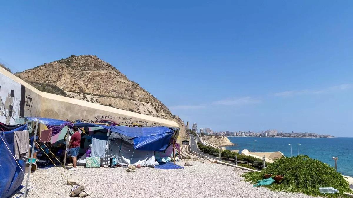 La familia vulnerable de Alicante que ahora recibe el respaldo de la ONU acabó viviendo en una tienda de campaña