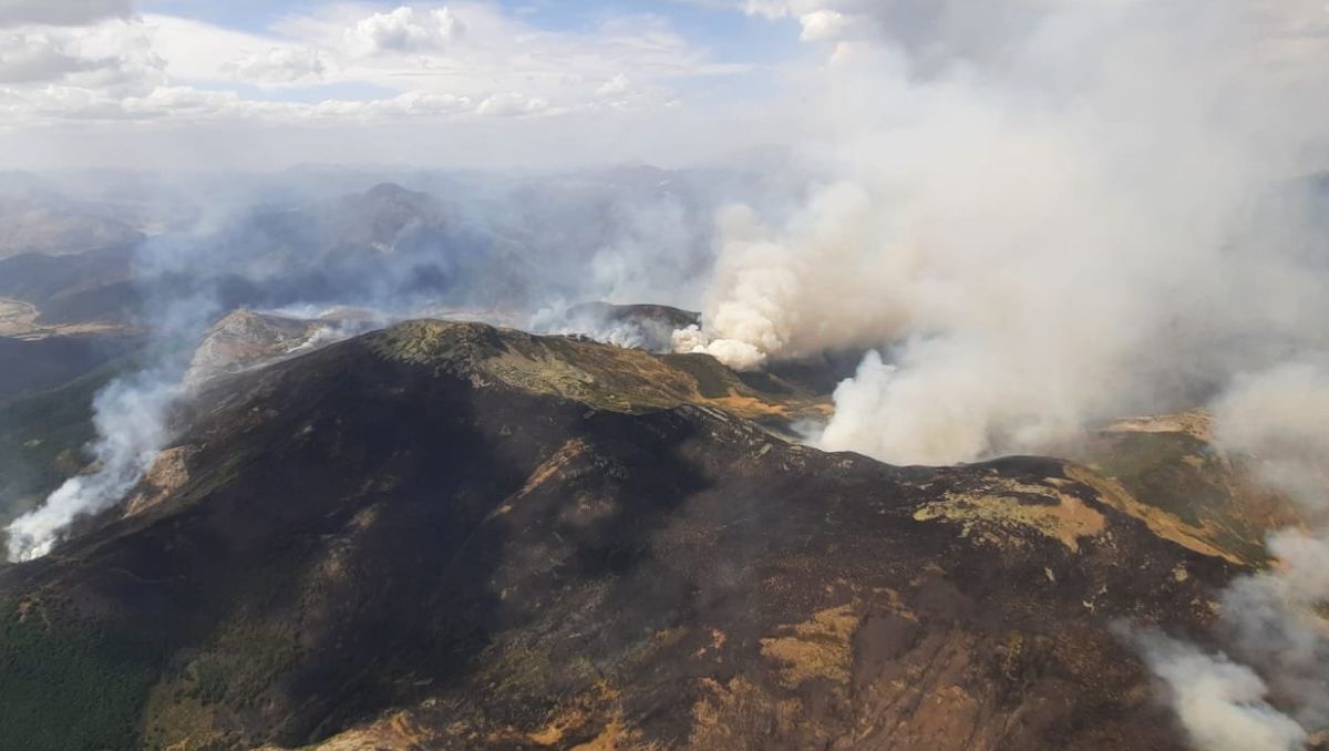 Imagen aérea del incendio forestal en Boca de Huérgano (León), este miércoles.