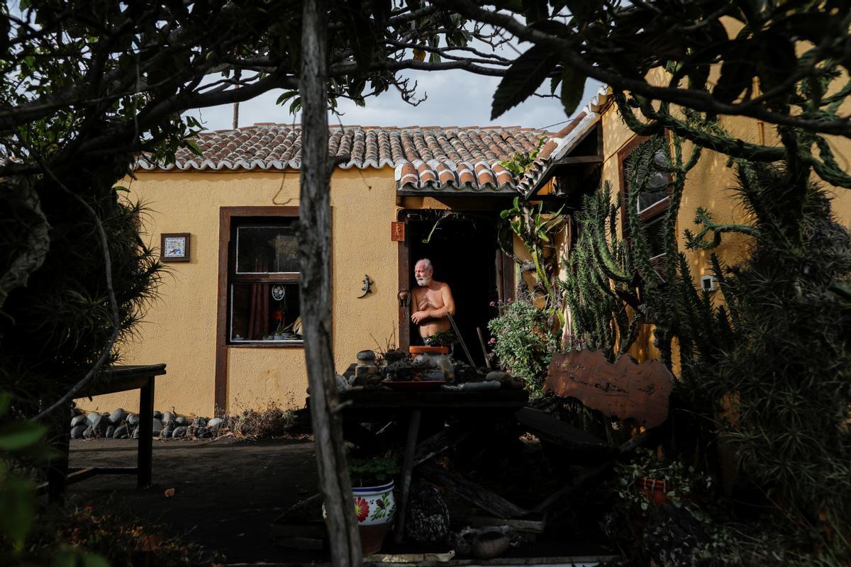 Gert Waegerle, residente alemán en Tacande de Arriba, a las puertas de su casa, a la que ha podido regresar.