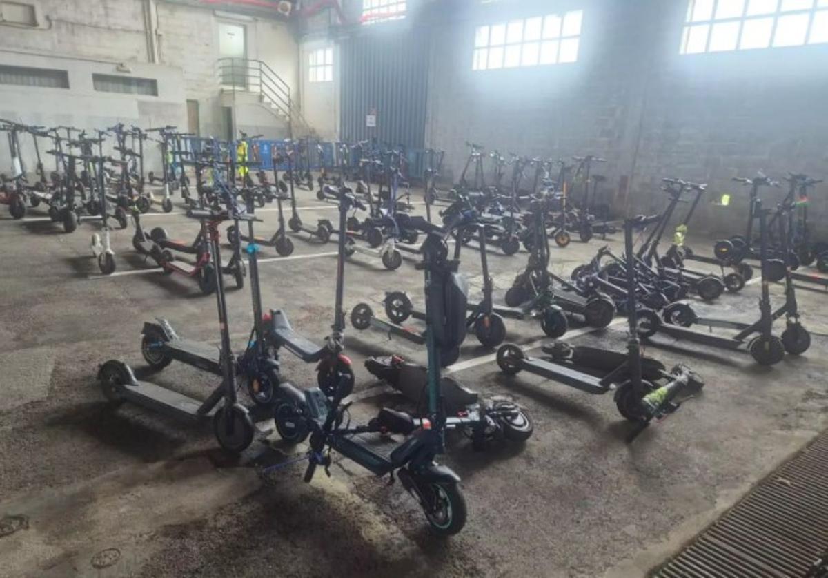 Die beschlagnahmten E-Roller in einer Lagerhalle in Palma.