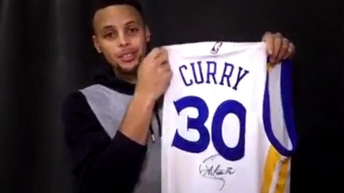 Curry ha felicitado a Messi por sus 30 millones de seguidores en Instagram y le ha regalado una camiseta firmada con su dorsal