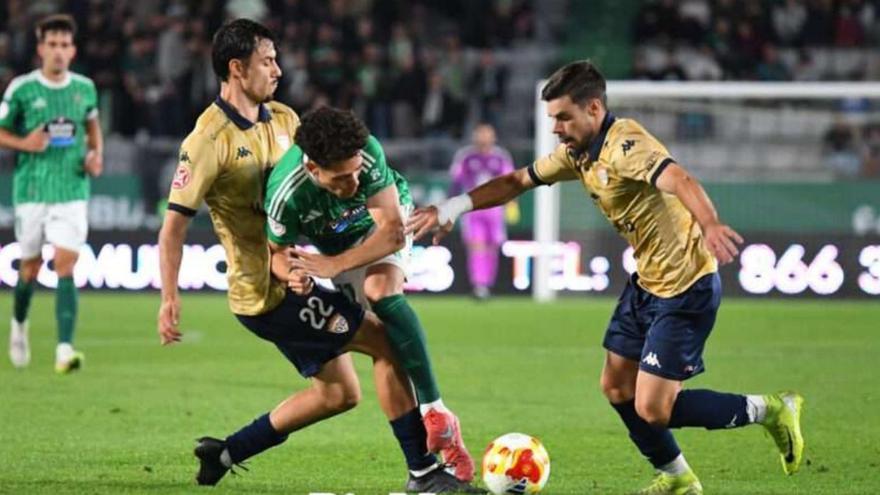 Samu Mayo (izquierda) choca contra un rival en el Guadalajara-Racing de Ferrol. |  CD Guadalajara