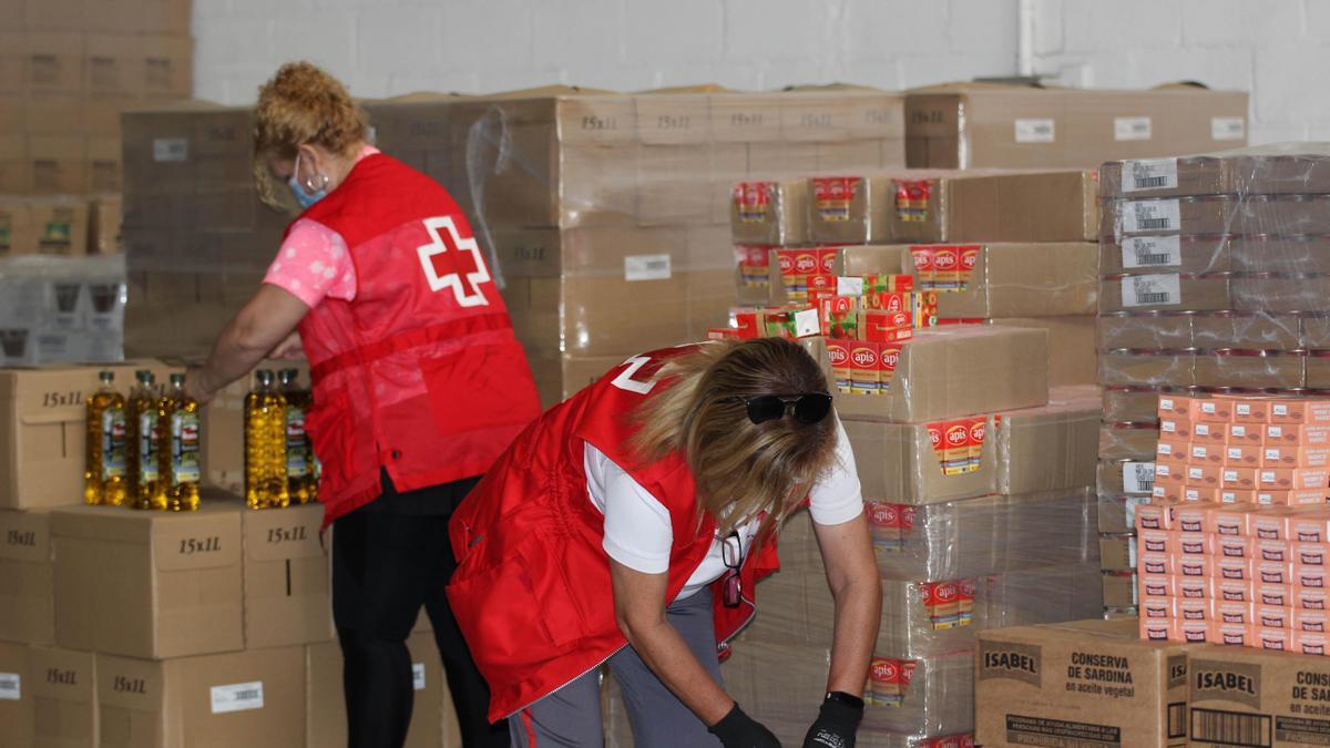 Voluntarios de Cruz Roja en Córdoba organizan los alimentos para su reparto, en una imagen de archivo.