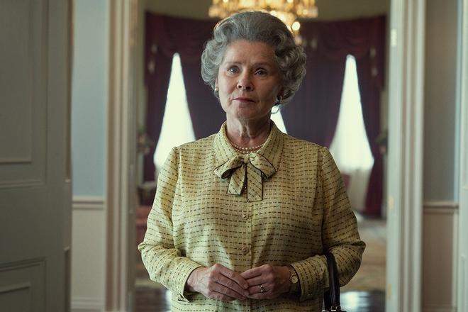 Imelda Staunton en The Crown como la reina Isabel II