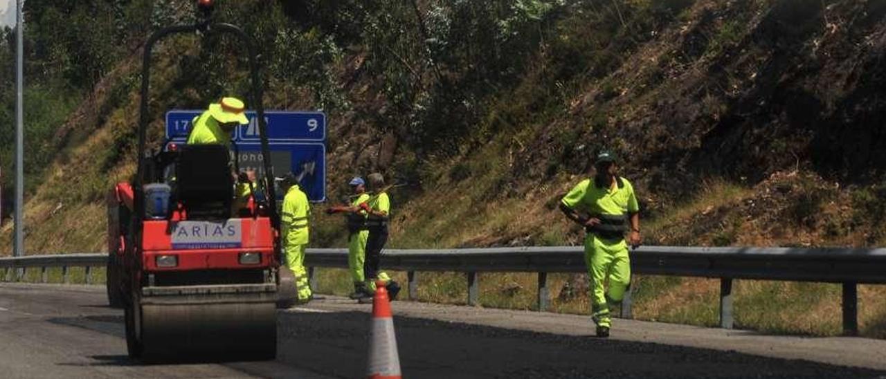 Obras de asfaltado en la autovía de O Salnés, a su paso por Meaño. // Iñaki Abella