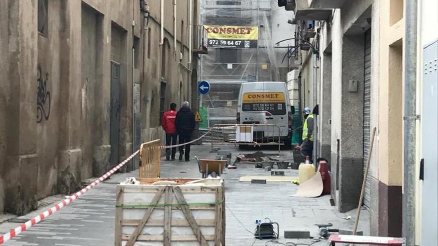 Segueixen els treballs de reurbanització del carrer Barceloneta