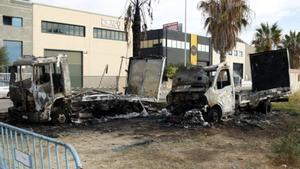 Los dos vehículos que han quedado carbonizados en Vilassar de Mar.