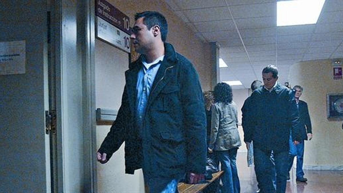 Dos de los mossos  condenados entran en el juzgado, en diciembre del 2006.