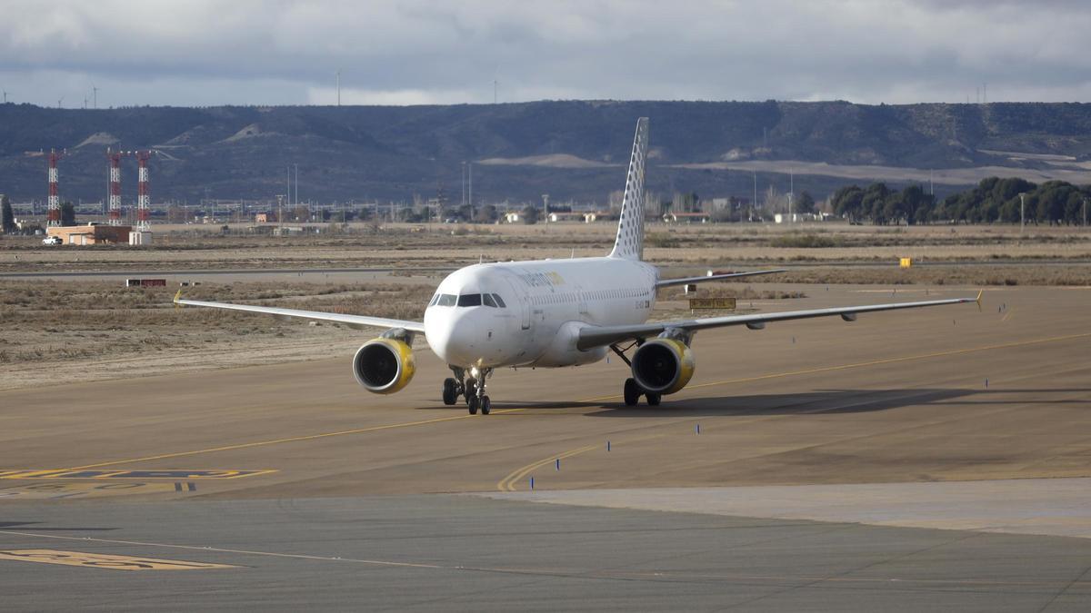 Un avión de Vueling en la pista del Aeropuerto de Zaragoza