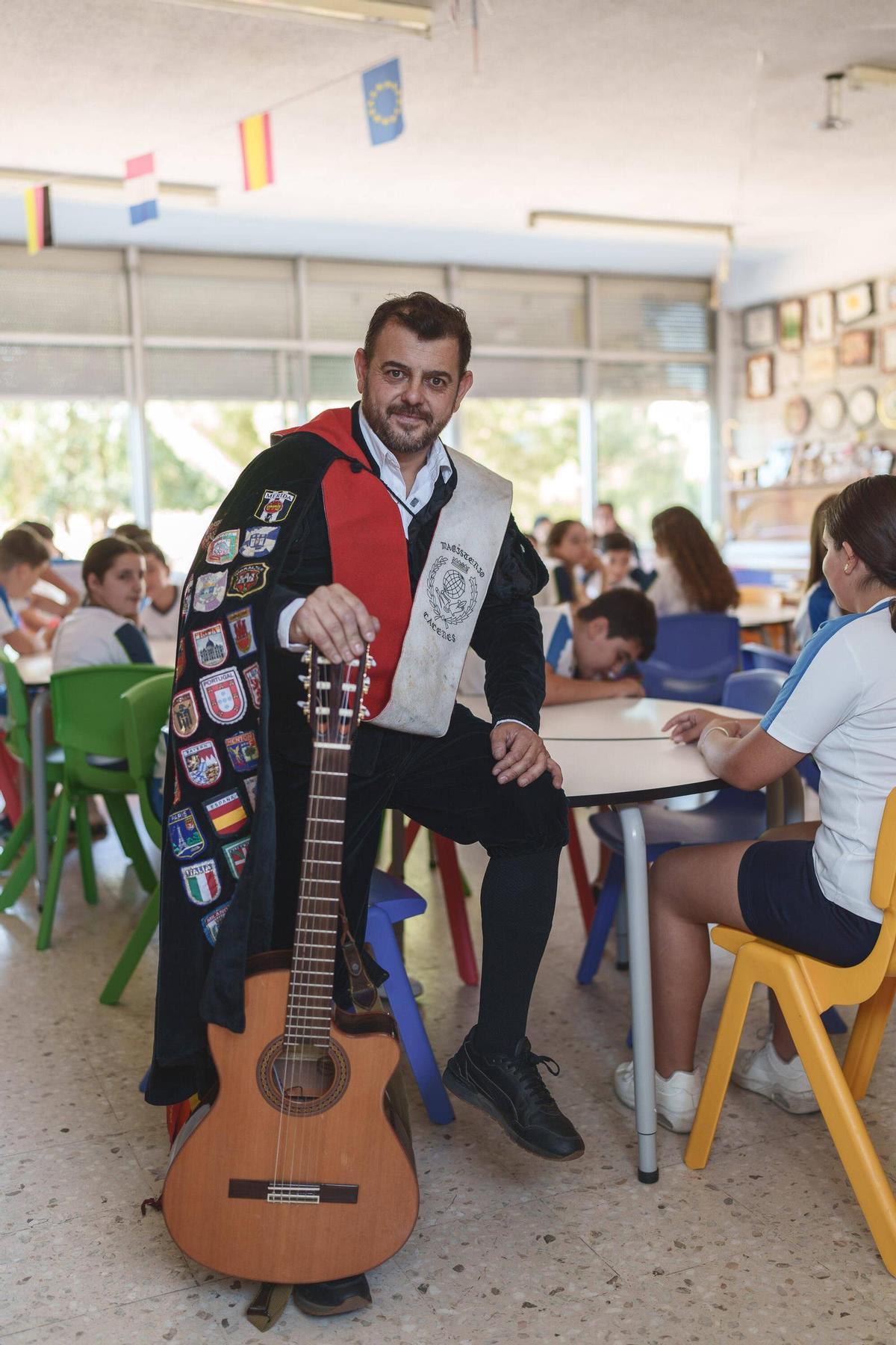 Javier Aláez Cidoncha comparte con sus alumnos una forma de entender la música ligada a la enseñanza, el carnaval, la tuna y la tradición.