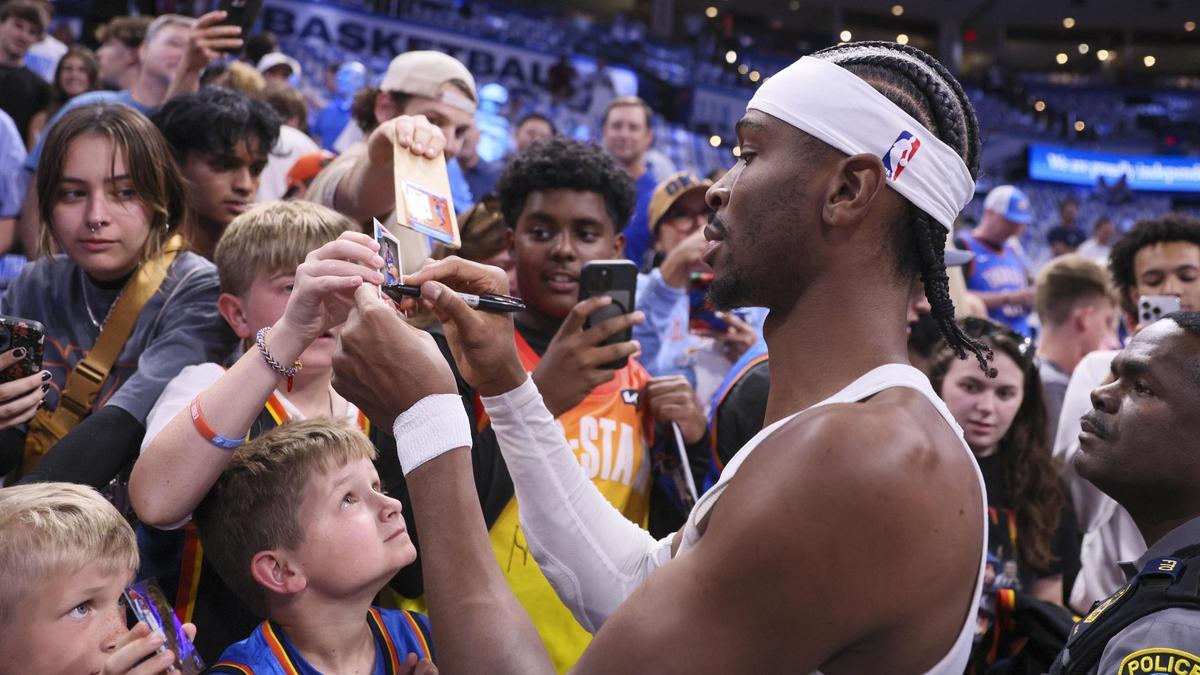 Gilgeous-Alexander firma autógrafos a los aficionados de Oklahoma.