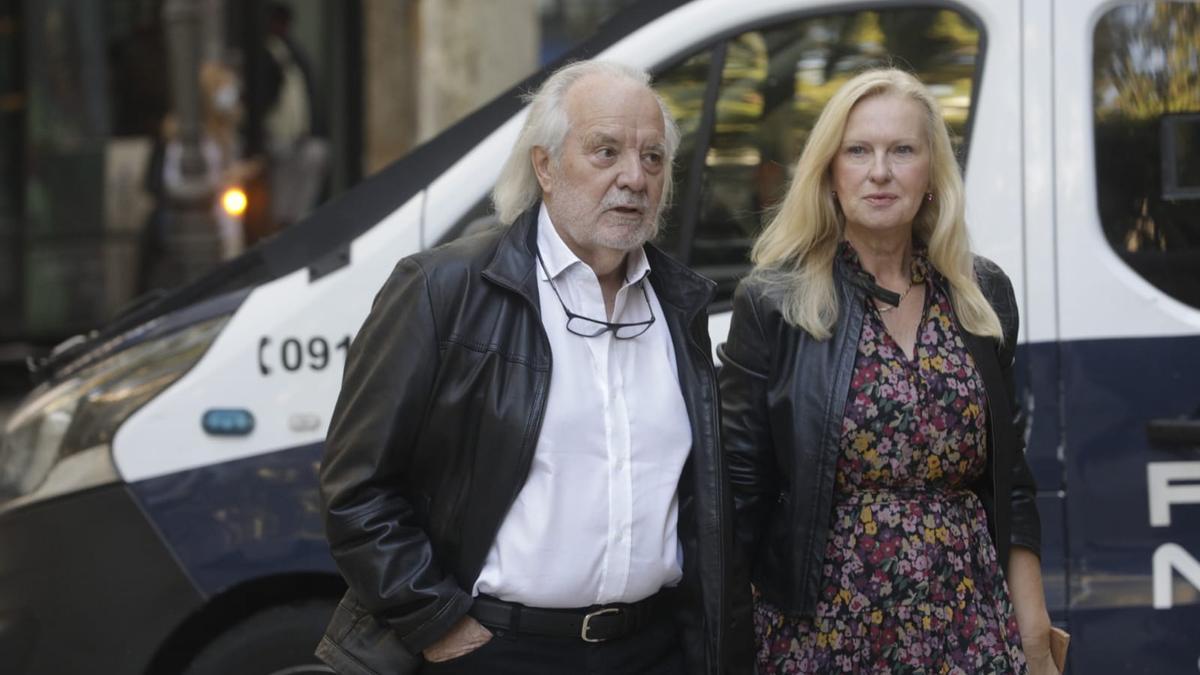 Bartolomé Cursach y su mujer llegando a la Audiencia Provincial de Palma