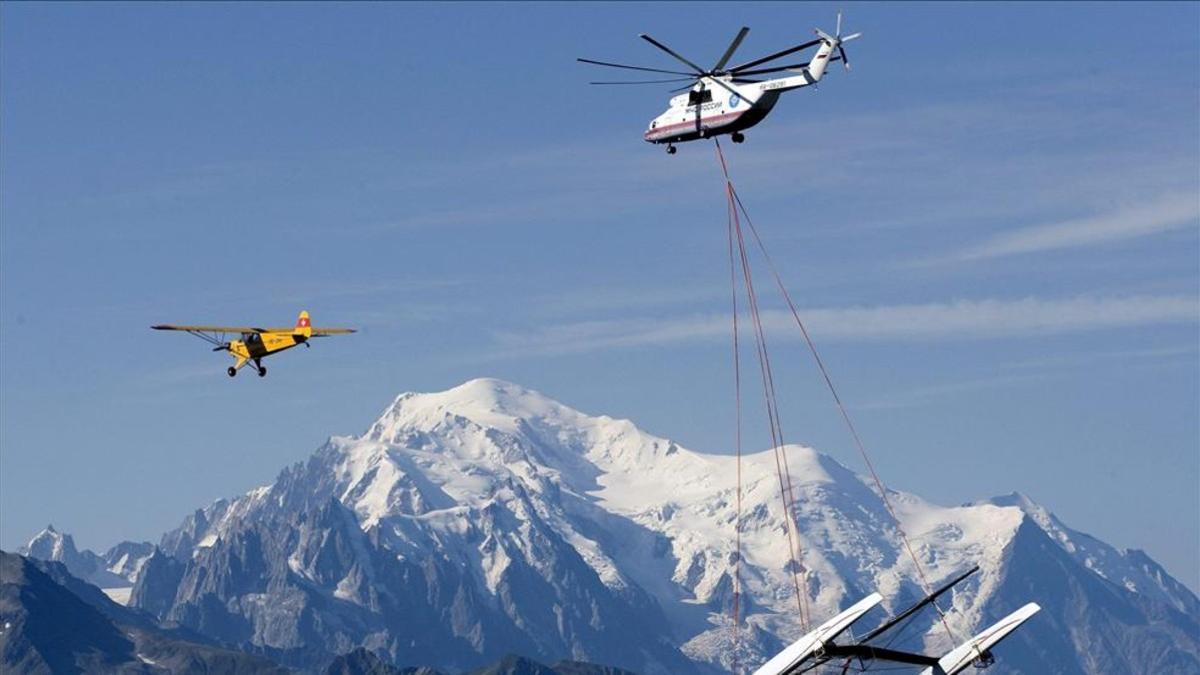 Un helicóptero de socorro con los Alpes italianos de fondo