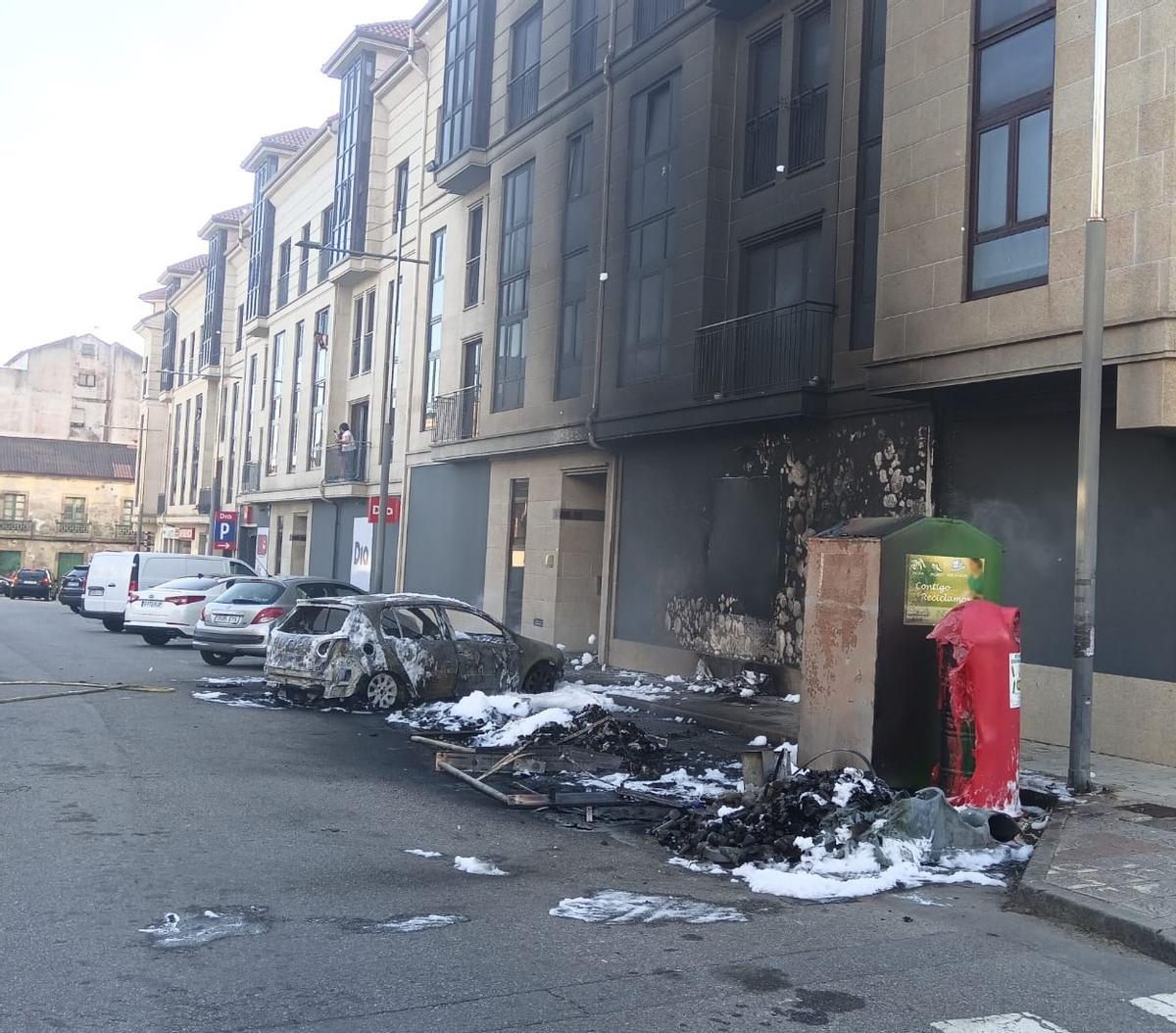 La fachada del edificio quedó totalmente ennegrecida por el incendio de Cambados.