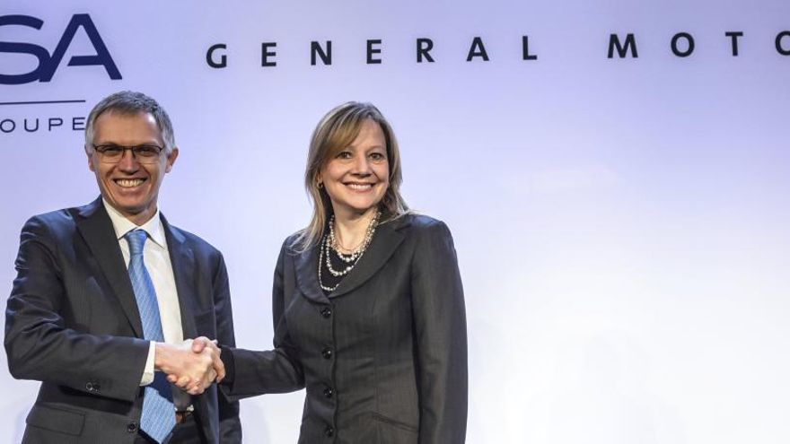 Mary Ibarra , responsable executiva de GM, i el president de PSA Peugeot Citroën, Carlos Tavares, aquest dilluns.