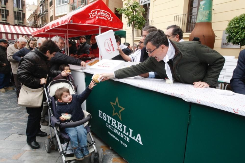 Reparto de pasteles de carne en la plaza del Romea