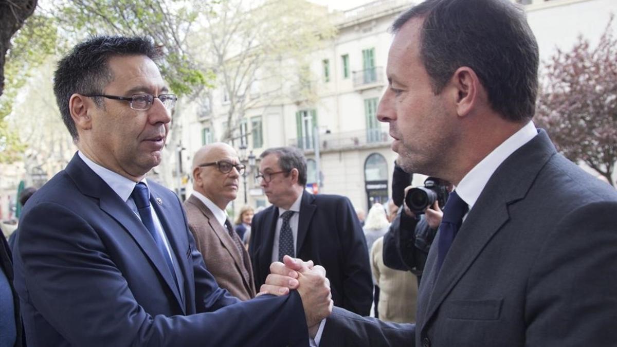 Bartomeu saluda a Rosell en el funeral de Montal en Barcelona.