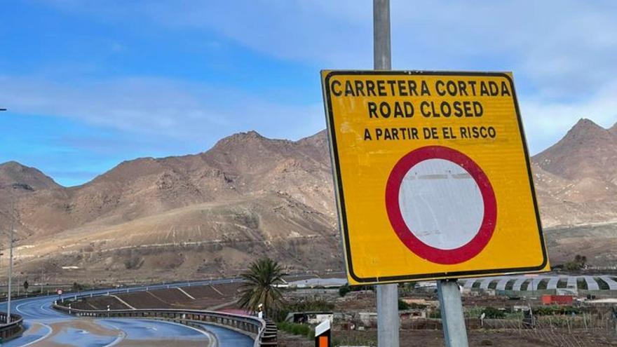 Obras Públicas espera reabrir este martes la carretera de La Aldea tras los desprendimientos