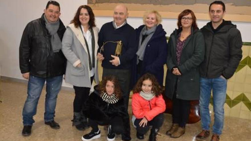 Josep Ramon López amb la família, després de rebre el premi, ahir
