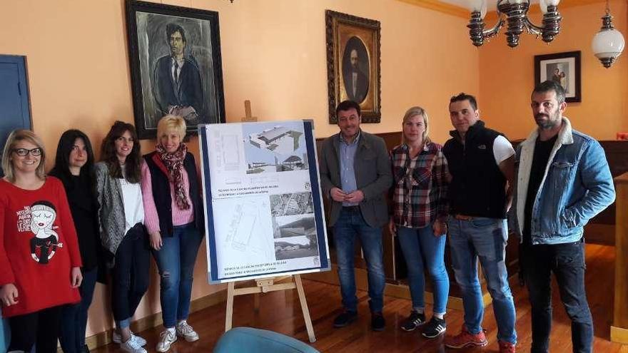 El alcalde de Laviana, cuarto por la derecha, durante la presentación del proyecto.
