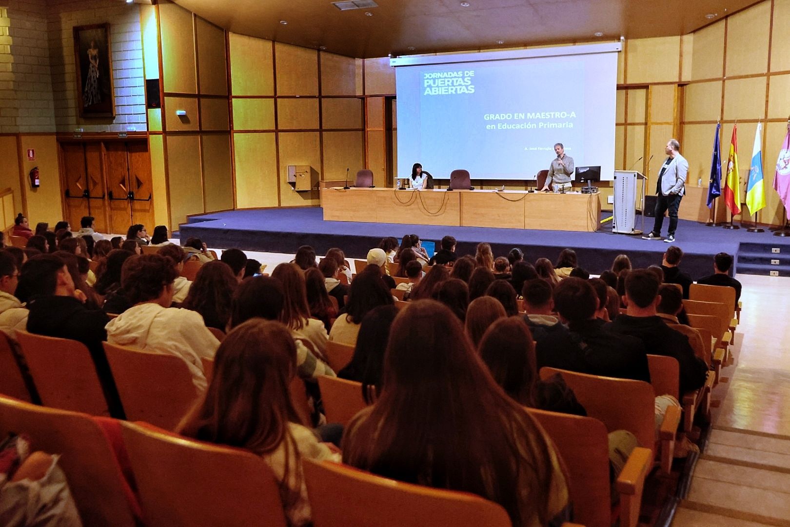 Decenas de alumnos en el Aulario General del Campus Guajara