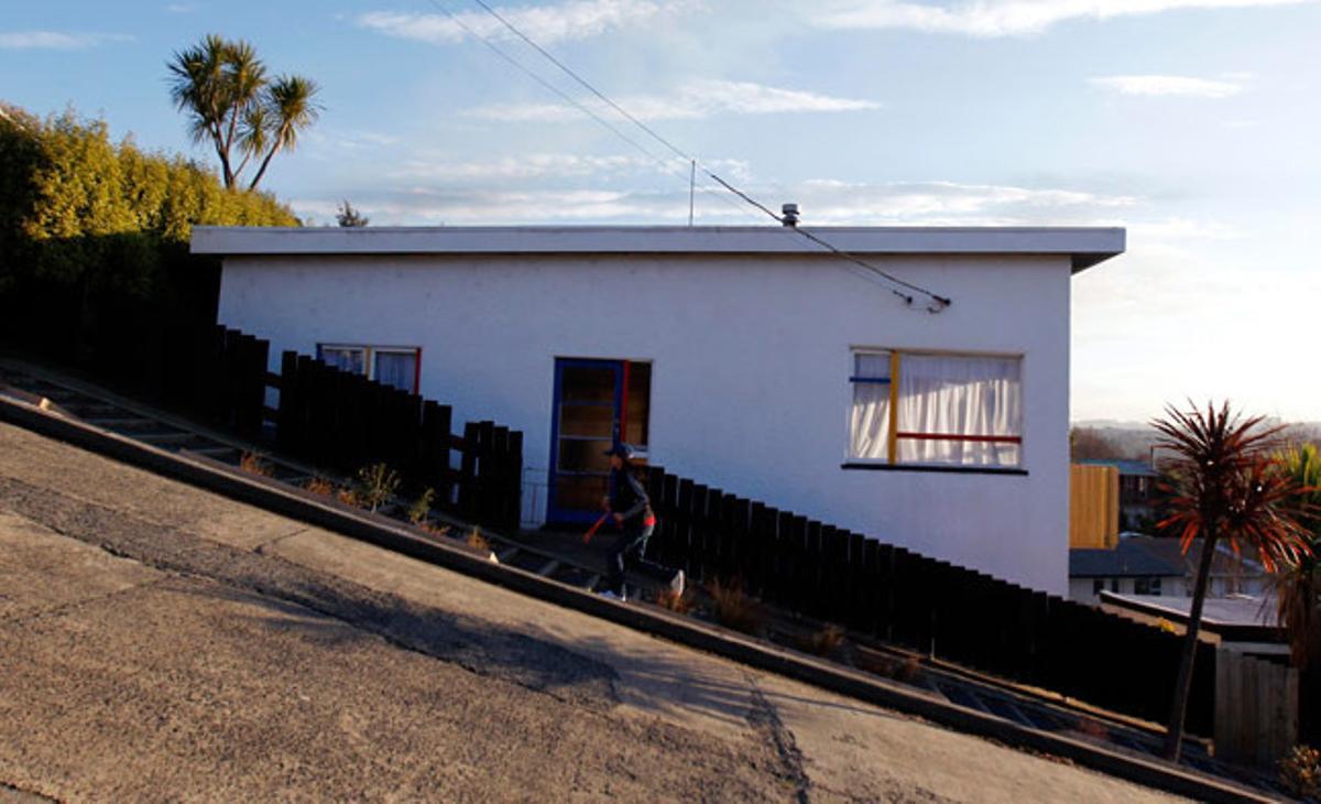 Una dona corre escales amunt pel carrer de Baldwin, a la localitat neozelandesa de Dunedin. El carrer Baldwin és conegut per ser el que té més esglaons a tot el món.