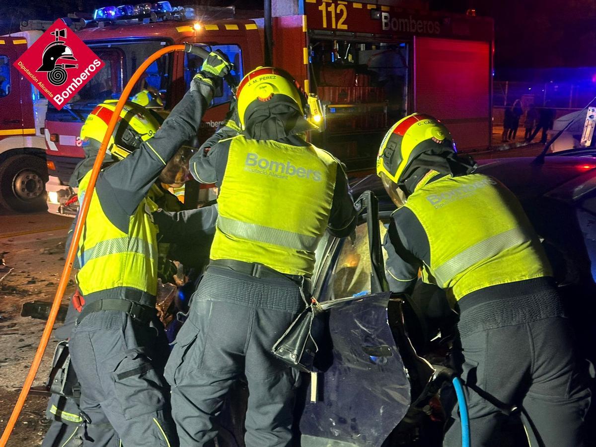 Bomberos durante el rescate en uno de los vehículos