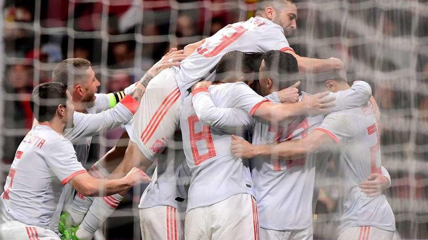 Los futbolistas de la selección española celebran uno de los goles que marcaron el martes a Argentina.