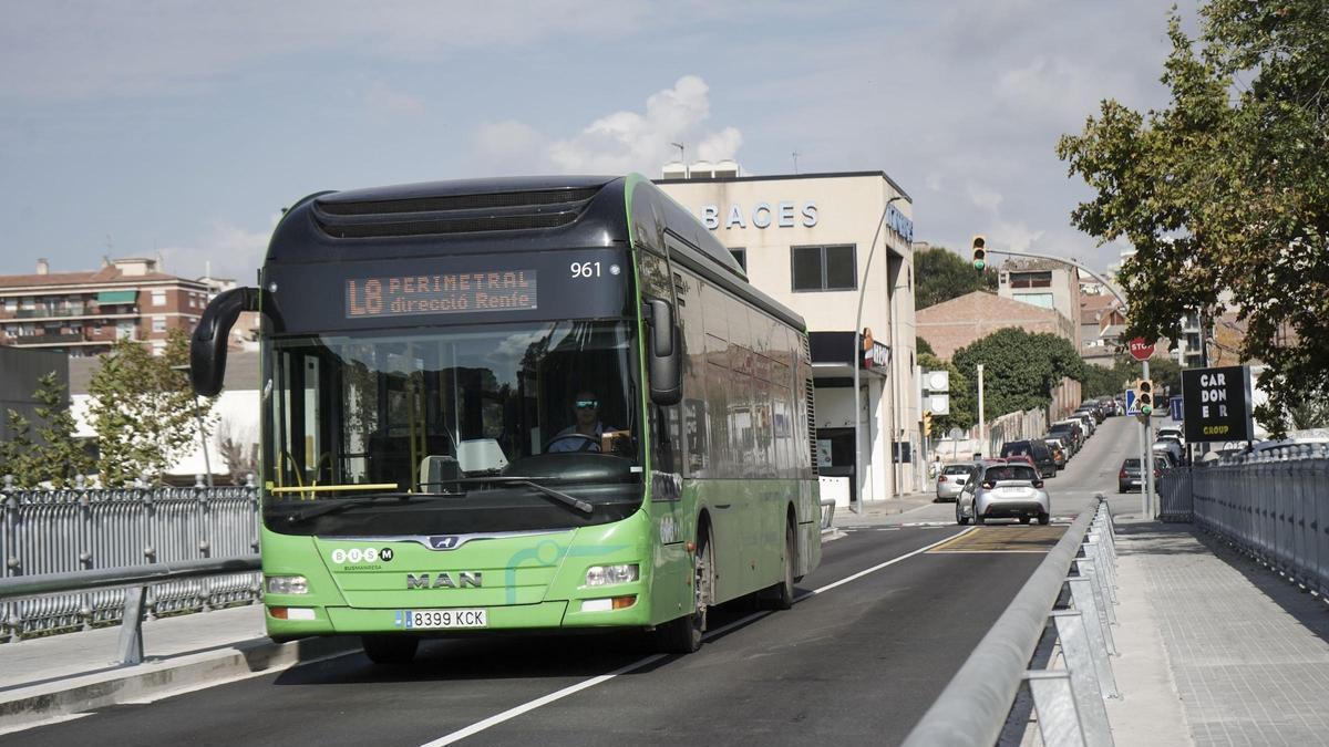 Un autobús urbà circulant pel pont de Sant Francesc; ja es veu que el carril justeja molt