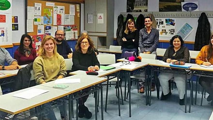 Profesores y participantes en las jornadas de la Escuela Oficial de Idiomas, celebradas en la sede de Zamora. V.