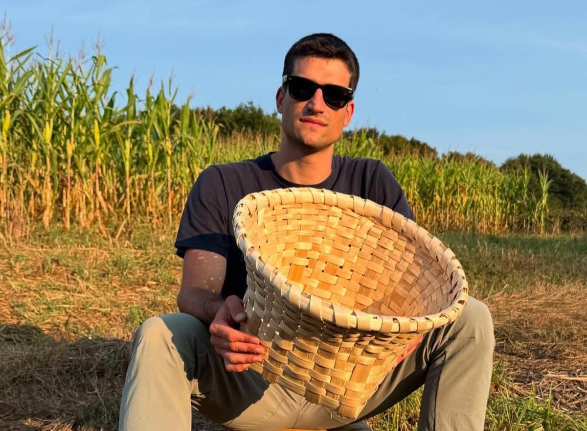 Luís do Río Pena es divulgador cultural, 'cesteiro', músico y artesano de instrumentos