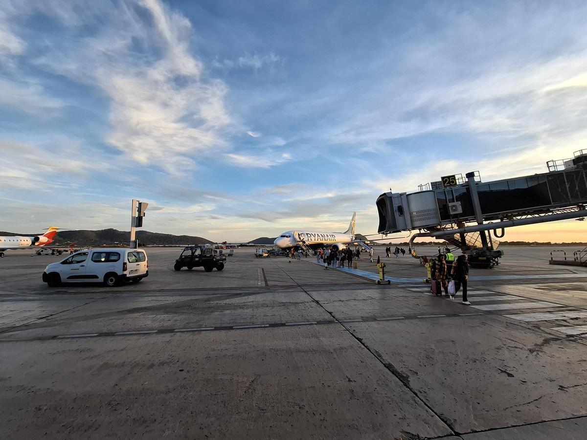 Avión estacionado en la plataforma del aeropuerto de Ibiza, este año.