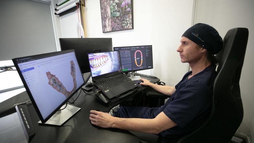 El doctor Alberto Fernández en la nueva sala de diagnóstico de su clínica dental en Ibiza. | FOTOS: VICENT MARÍ