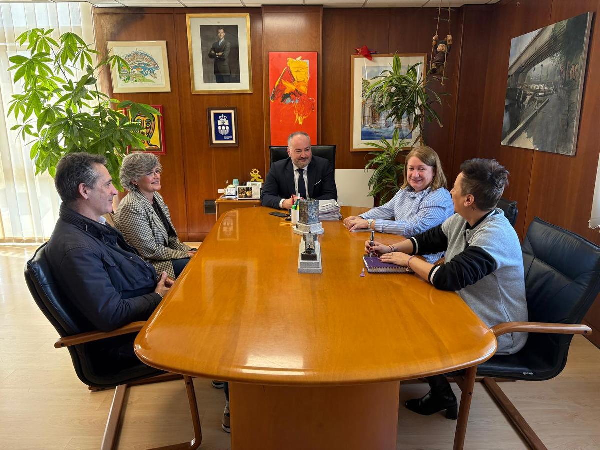 La reunión mantenida por las representantes de Aspanaes y el alcalde de Culleredo.