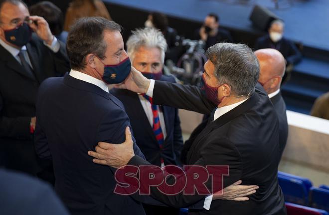 Joan Laporta ha sido investido como nuevo presidente del FC Barcelona en el Camp Nou ante trescientas personas. En la imagen junto a Sandro Rosell