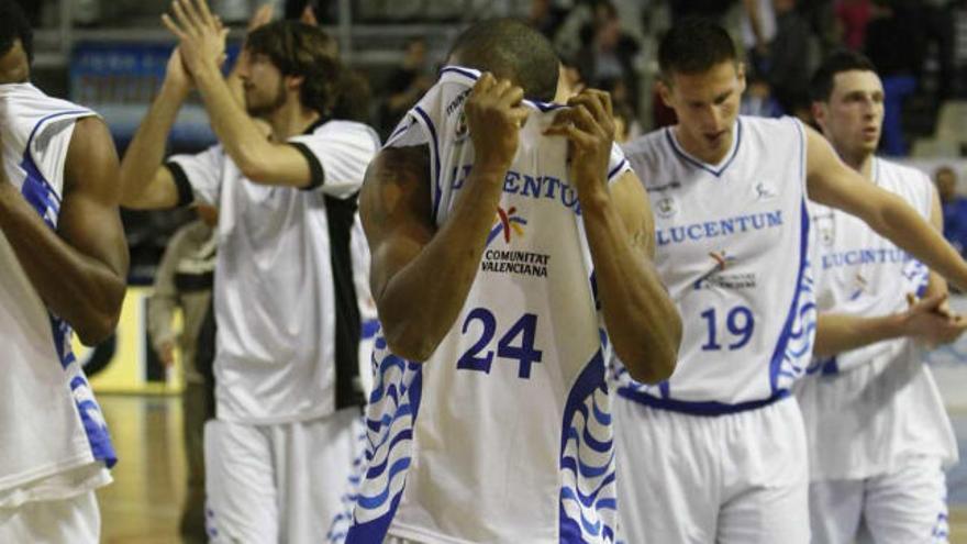 Los jugadores del Lucentum, cabizbajos a la conclusión del partido. En primer término, Ellis.