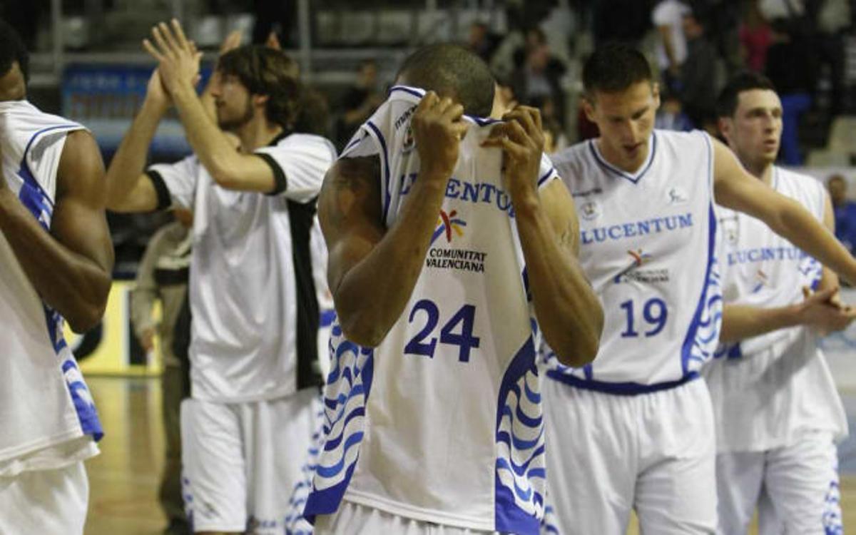 Los jugadores del Lucentum, cabizbajos a la conclusión del partido. En primer término, Ellis.