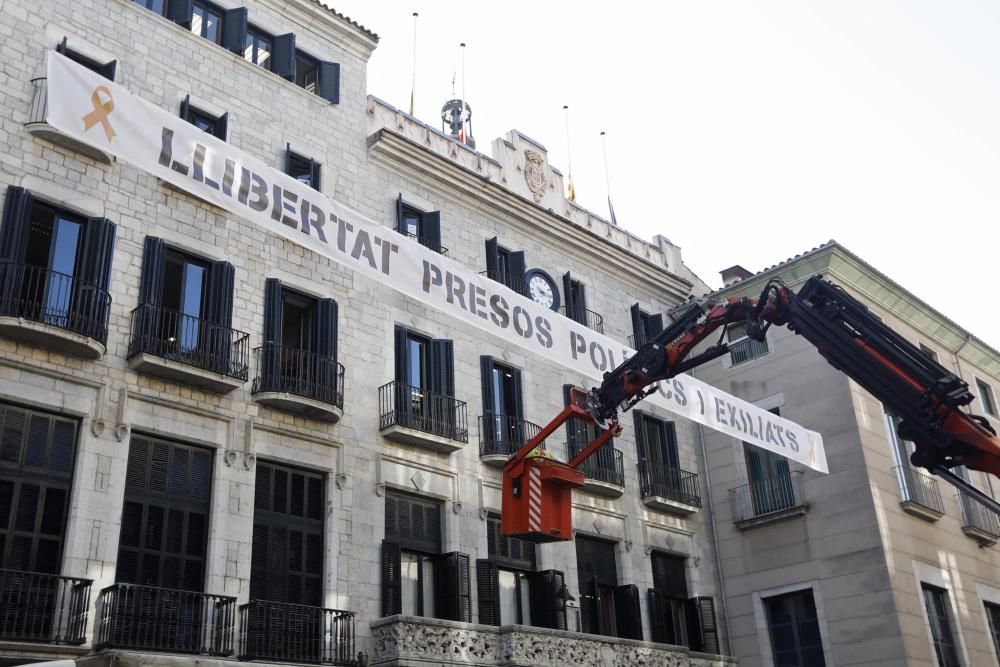 Pengen la pancarta en suport dels presos davant de l'Ajuntament de Girona