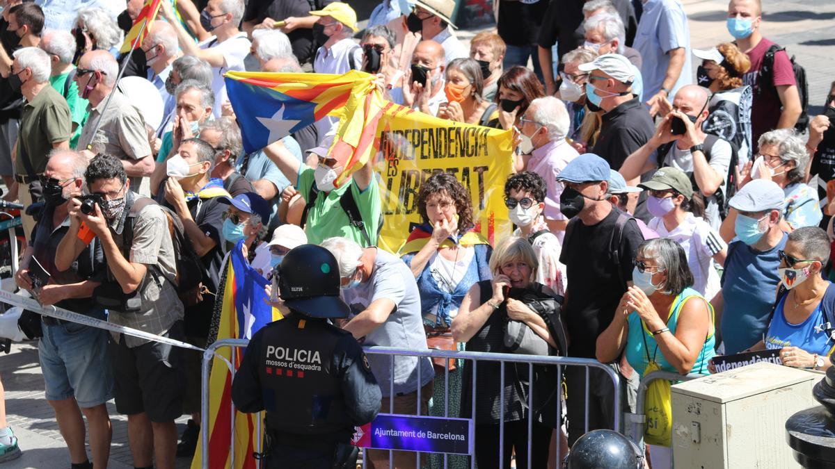 Agents dels Mossos darrere de les tanques on es troben els manifestants de l&#039;ANC a la Rambla de Barcelona