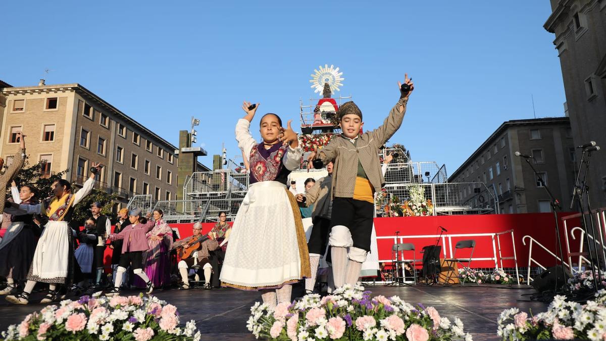 Ofrenda a la Virgen del Pilar